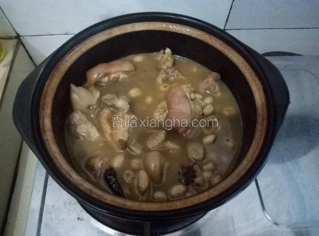 待锅中的汤汁再次煮制沸腾，把汤料移到砂锅。