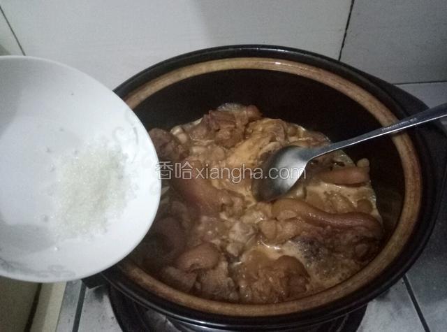 待锅中的汤料稍微有点浓稠时，往锅中倒入适量的白糖，用勺子搅拌均匀，小火慢慢收汁。