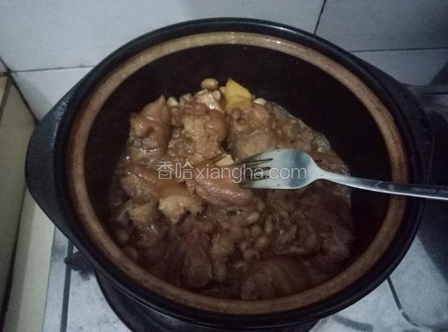 期间炖一小会，用叉子叉在猪脚皮看看炖硬软度，合适不。