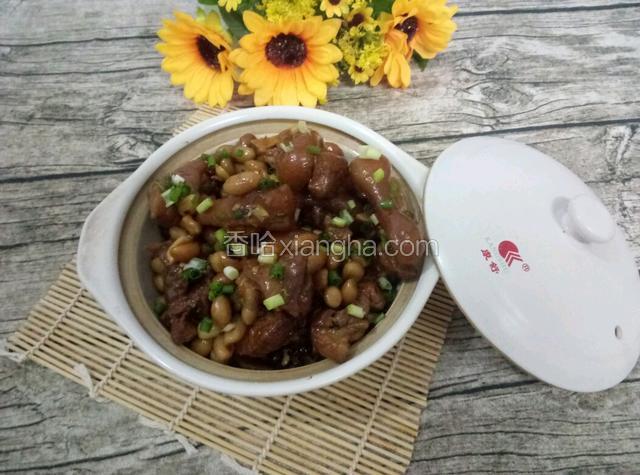 起锅，把猪脚乘起装入小砂锅，撒上葱花点缀即可开吃了。