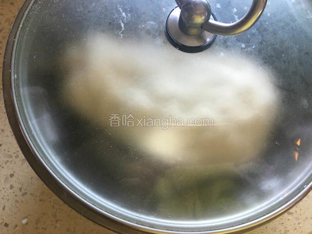 用手揉成光滑的面团，放盆子里盖盖子醒20分钟。