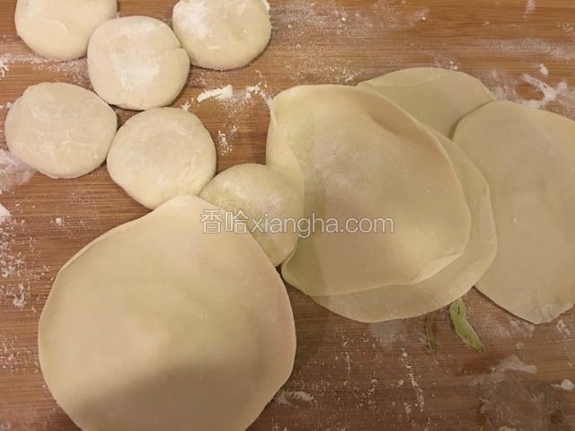 揪成大小均匀的剂子，因为是大饺子，所以剂子要比水饺的剂子大。