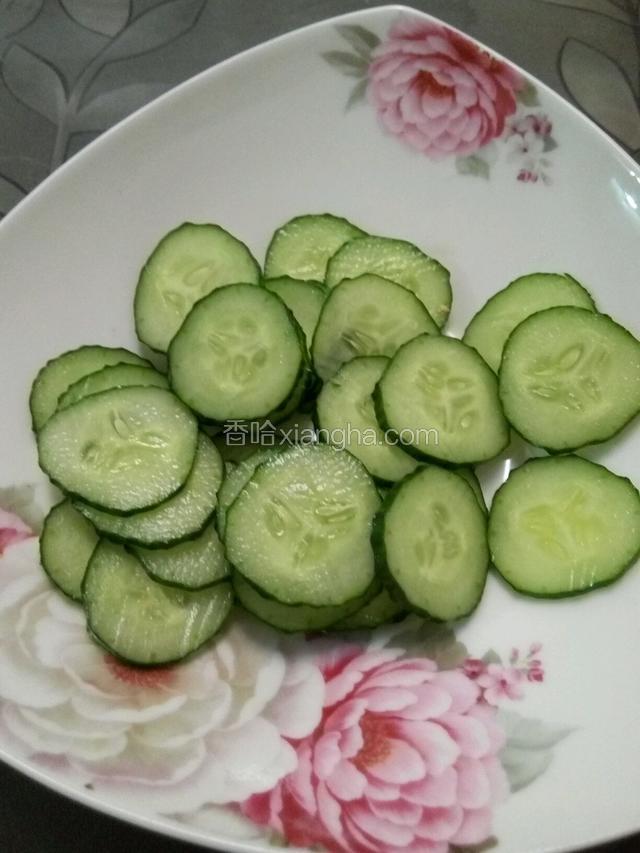 黄瓜洗净切成薄片
