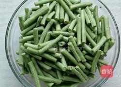 豇豆炒腊肉的做法图解1