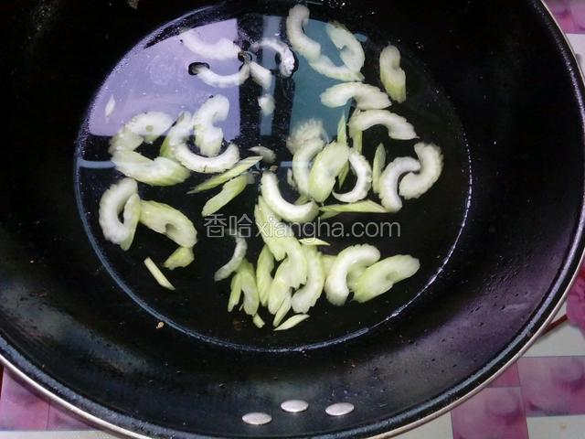 锅里烧开水焯一下芹菜，水再沸时捞出芹菜。