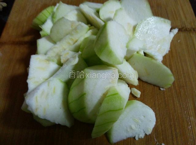 丝瓜去皮切滚刀块。