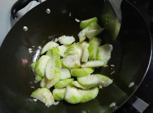 下丝瓜翻炒一分钟。