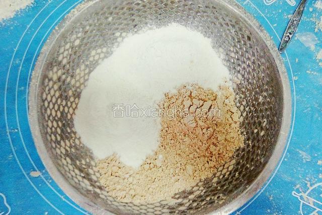 称好的糯米粉大米粉和过筛后的八珍粉放在一起