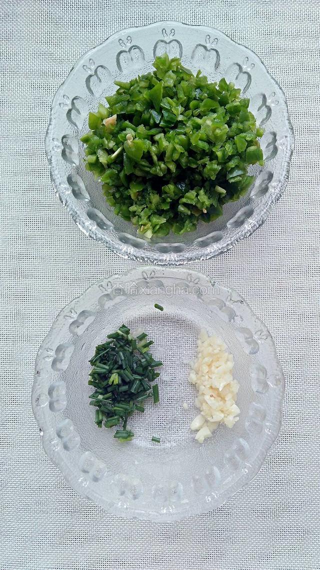 青椒切碎，蒜和葱切末。