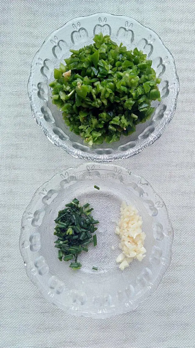 青椒切碎，蒜和葱切末。