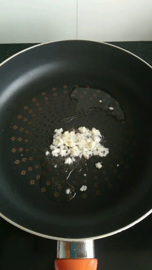 热油锅，倒入蒜末，小火煸香。