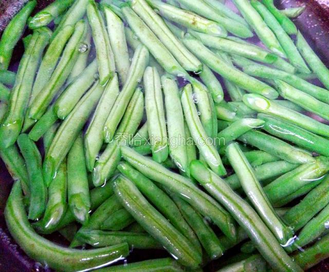 锅子里烧开，把四季豆放进去焯水