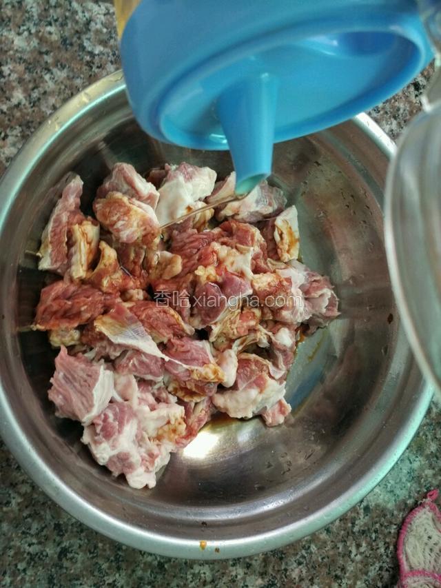 倒入适量花生油，和生抽抓匀（这步起提鲜去味的作用）；