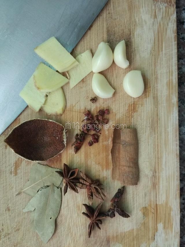 如图准备好调料并清洗干净（生姜用一半，等会还会需要）；