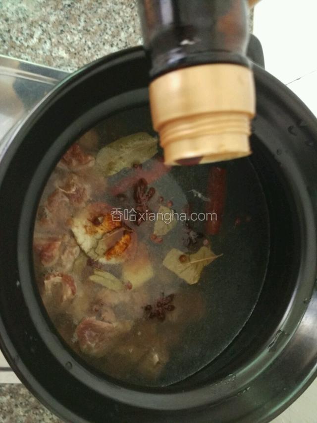再放入料酒，少许老抽和盐；大火烧开后转小火炖50-60分钟（依牛肉大小而定）；