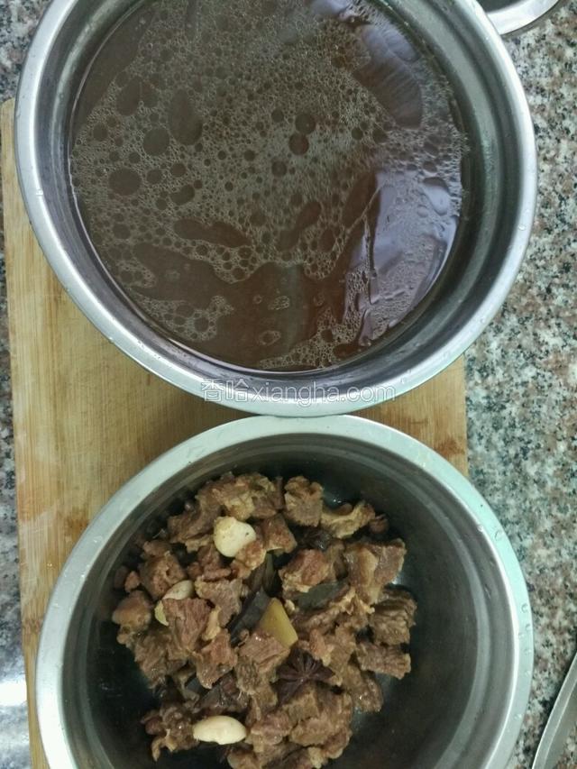 炖好的牛腩，汤和肉分离，汤汁备用，并用筷子把牛腩夹出备用（里面的调料不要）；