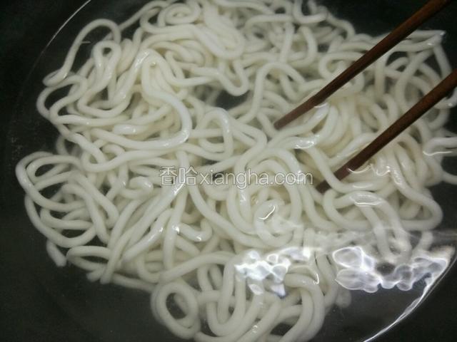 水烧开放入面煮3分钟捞出；（吃青菜的这步可以放点青菜烫一烫）