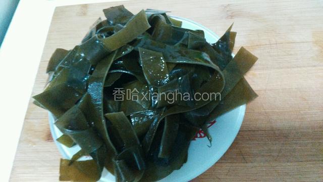 干海带买回来，用清水泡至少两小时，泡发后洗净盐分，撕成合适的条状，系个结