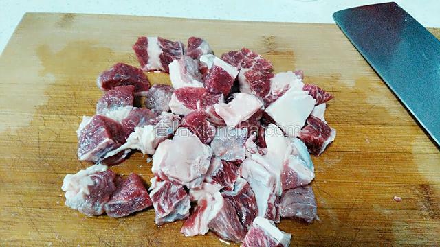五花肉切成两厘米见方的块状