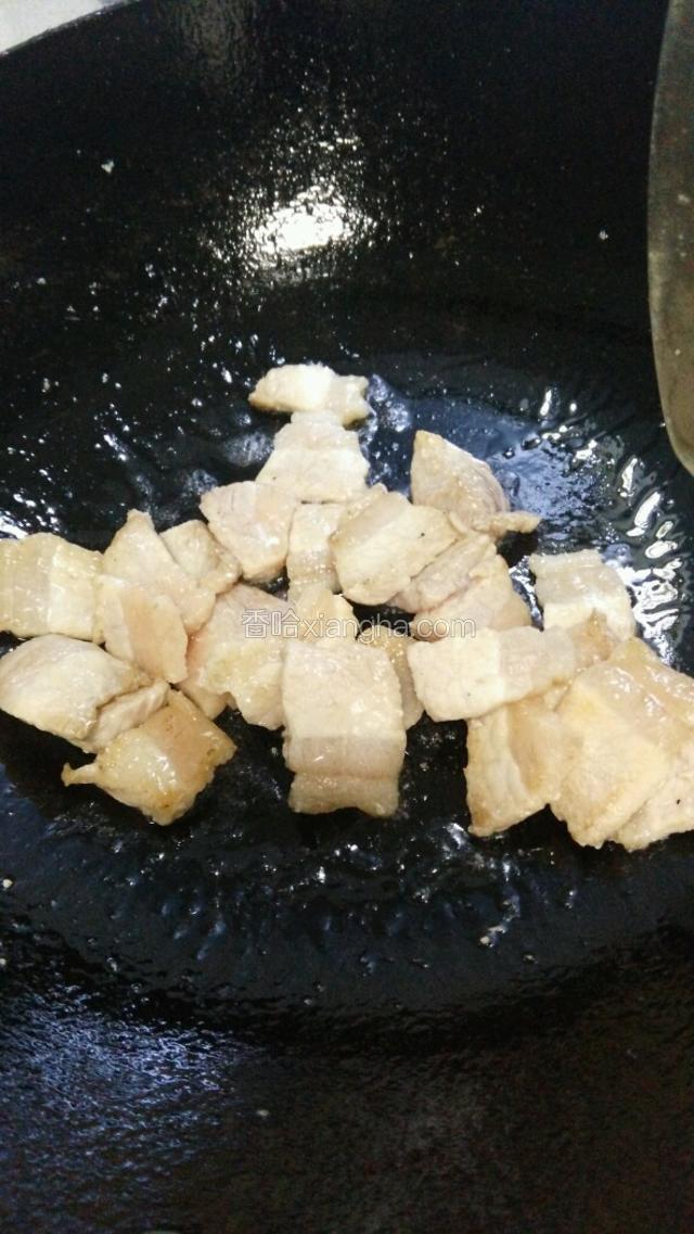 坐锅点火，用热油煸一下五花肉