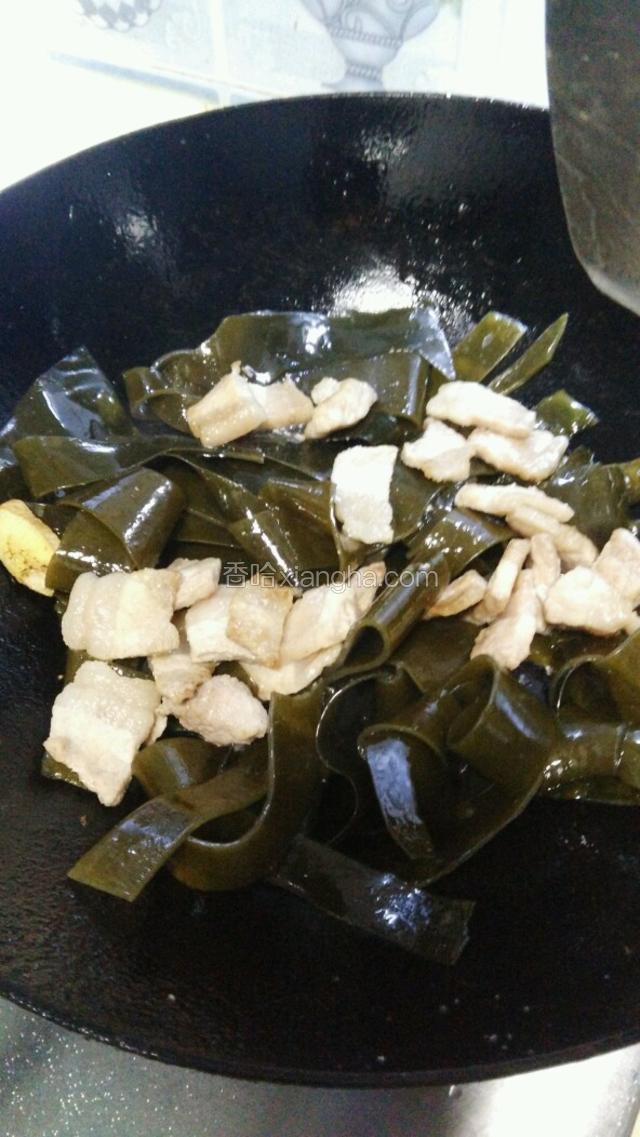 待肉煸至变色，倒入处理好的海带一起翻炒，烹入蚝油和生抽
