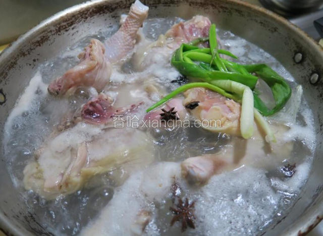 煮一锅开水，下八角，葱和鸡腿，煮至7-8成熟