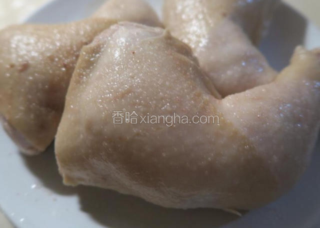 捞出来控干水分后在鸡腿表皮抹一层盐