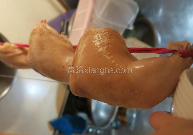 涂在鸡腿表面，多涂几次，隔20分钟涂一次