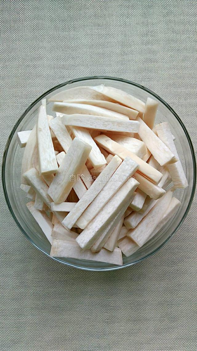 杏鲍菇洗净后切成条状。