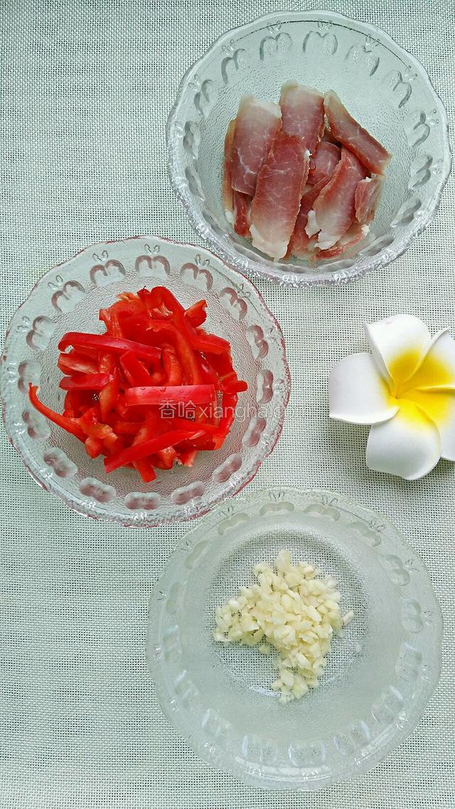 腊肉切薄片，红泡椒切丝，蒜切末。