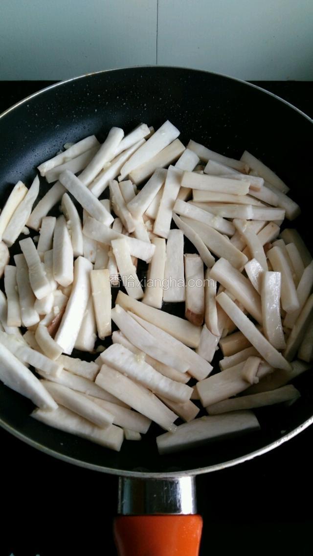 倒入杏鲍菇，大火快速翻炒至杏鲍菇稍微变软。