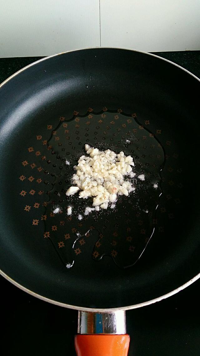 热油锅，倒入蒜末，小火煸香。