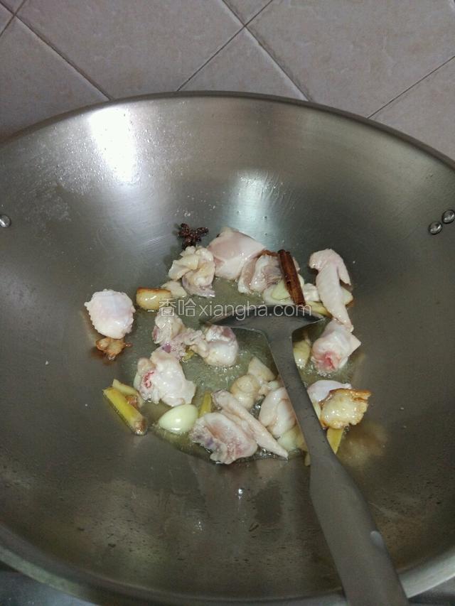 把鸡块放入翻炒！