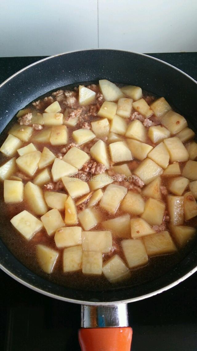 加入适量水，大火烧开后转小火焖煮。