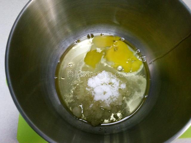 将鸡蛋打入容器后，加入玉米油、白砂糖。
