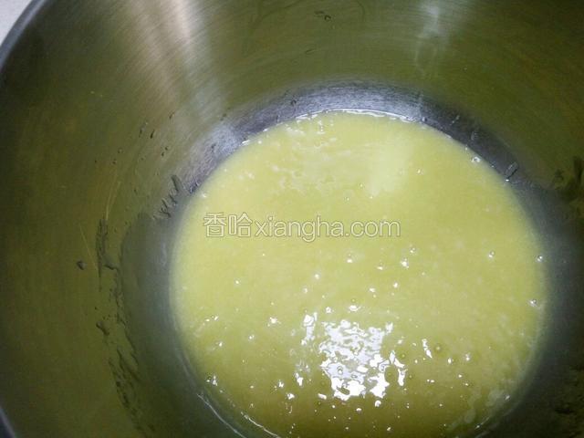 用手动打蛋器搅打均匀，油与糖、鸡蛋完全融合。