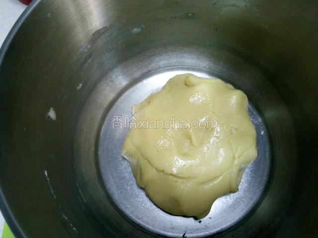 用筷子充分搅拌，让干粉成絮状后用手揉捏，和成光滑的面团，注意让泡打粉、小苏打分散均匀。