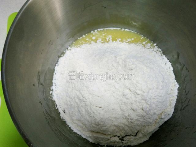 加入低粉、泡打粉、小苏打。