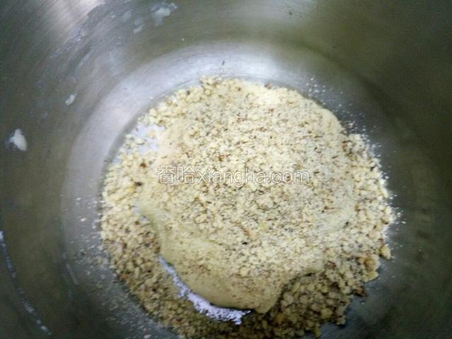 加入核桃粉，我用的是打碎了的核桃粉，如果没有搅打机，把核桃掰成小块效果一样。