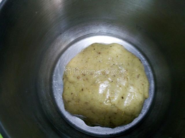 继续揉捏，让核桃碎与面团混合均匀即可，放置二十分钟。