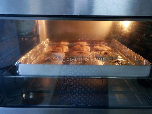 烤箱上下火165度烤二十分钟，温度和时间各人可根据自家的烤箱作适当调整。