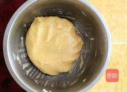 莲蓉蛋黄月饼的做法图解2