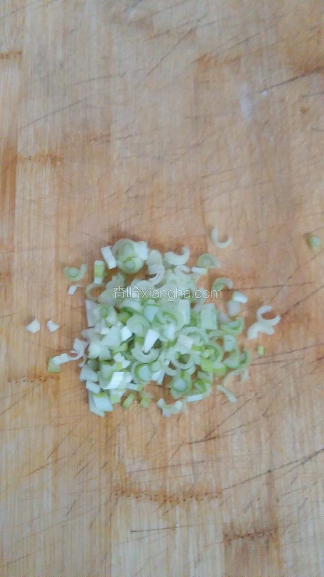 葱切碎。
