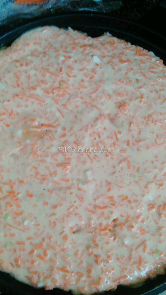 电饼铛加热刷油，倒入面糊，弄平整。
