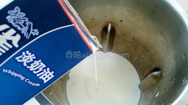 浸泡好的花生放进豆浆机里，倒入纯牛奶和淡奶油。