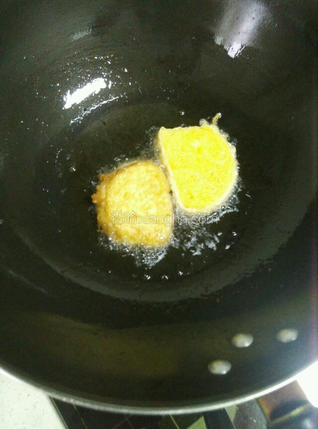 锅里倒适量的油，油烧到七成热时放入馍片翻炸。