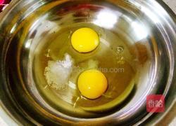 胡萝卜鸡蛋米汤羹的做法图解1