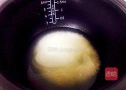 红椒圆葱焖饭的做法图解1