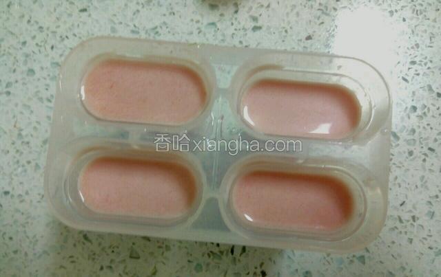 搅拌好的奶液倒入模具里