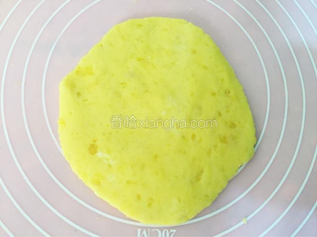 取一块面团擀成饼